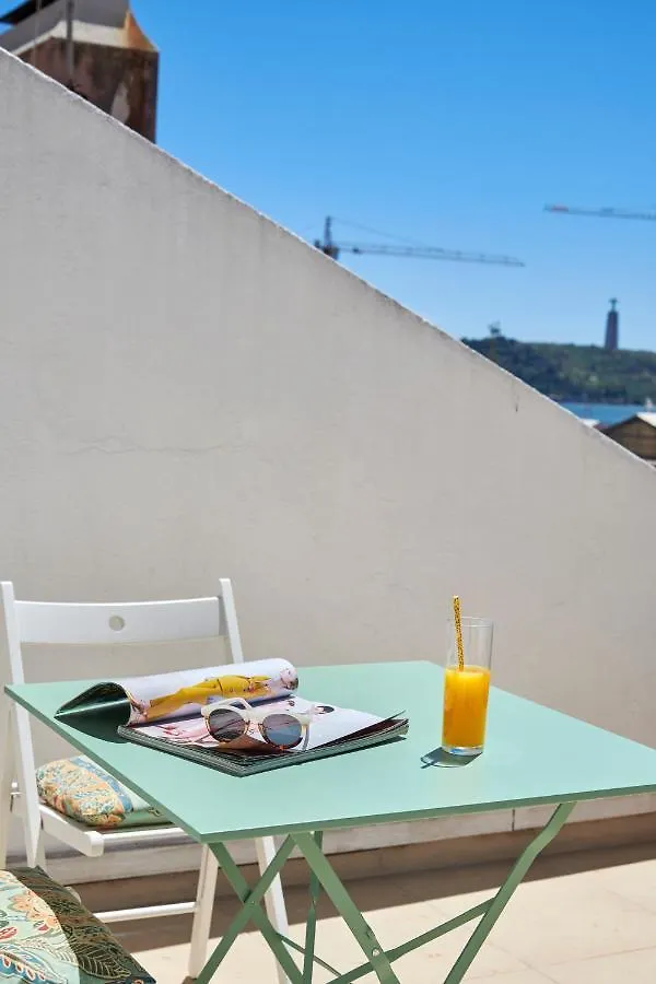 Sunny Apartment With Terrace.River View! Лиссабон 0*,  Португалия