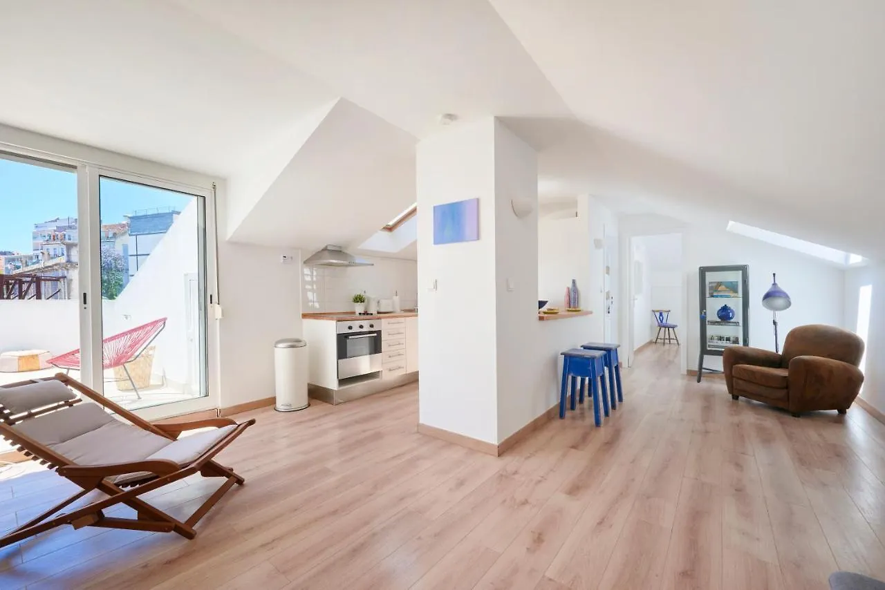 Sunny Apartment With Terrace.River View! Лиссабон